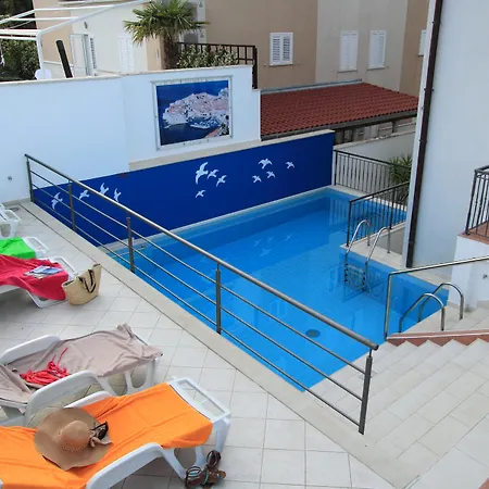 Erna Apartment *
