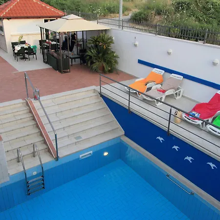 Erna Apartment *