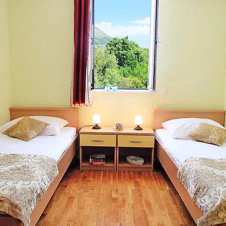 Erna Apartment *