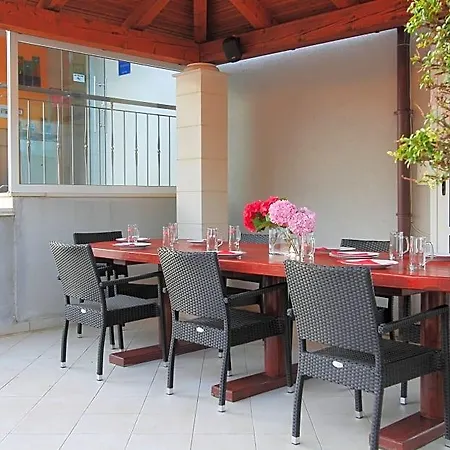 Erna Apartment *
