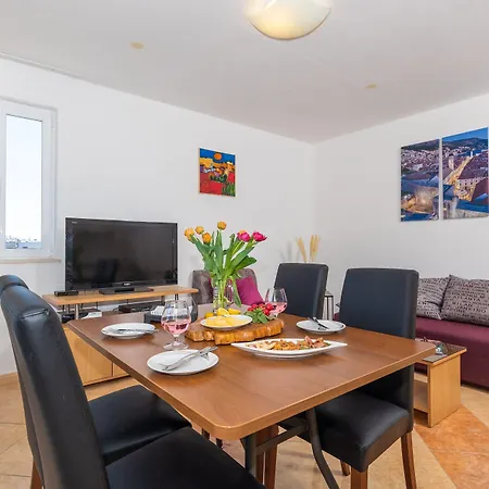 Erna Apartment *