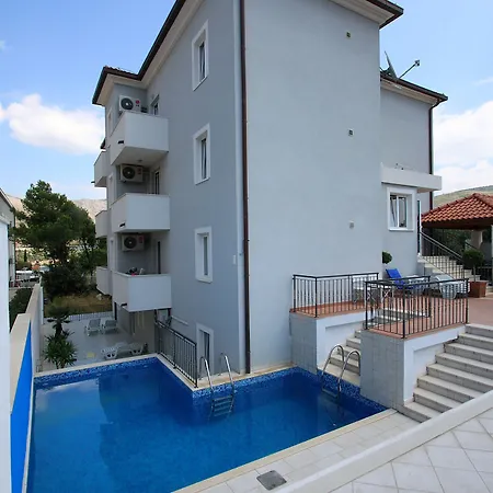 Erna Apartment