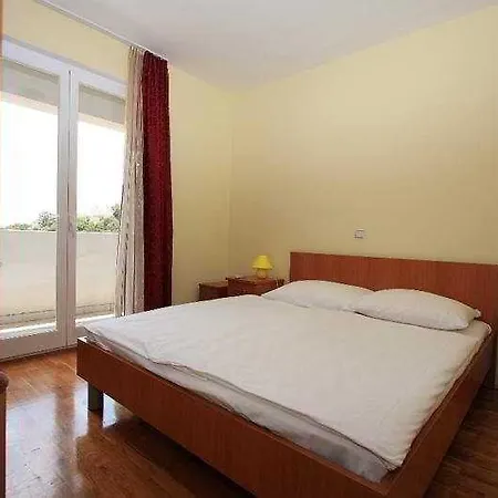 Erna Apartment *